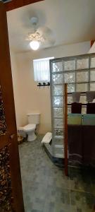 Amanda's Place Yellow Studio - Pool and Tropical garden的一间浴室