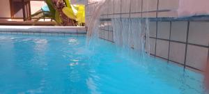 Amanda's Place Yellow Studio - Pool and Tropical garden内部或周边的泳池