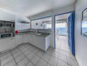 Una cocina o kitchenette en Résidence La Clément