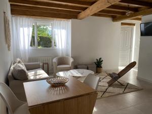 een woonkamer met een bank en een tafel bij Casa de la abuela Elisa - Ribeira Sacra - Cañones del Sil - Caurel in Quiroga