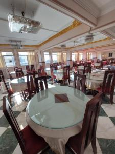 ein großes Esszimmer mit Tischen und Stühlen in der Unterkunft Delmon Hotel in El-Tor