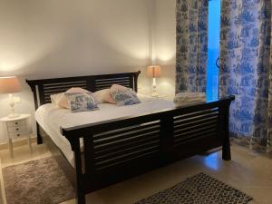 ein Bett mit zwei Kissen darauf in einem Schlafzimmer in der Unterkunft Golf&sea views townhouse. in San Roque