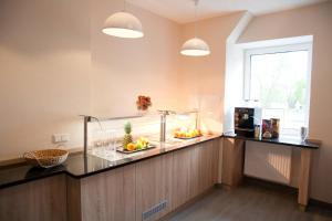 una cocina con una barra con un bol de fruta. en Apartmenthaus Wesertor, en Kassel