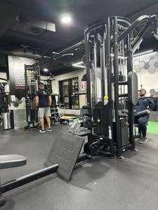 un gimnasio con gente haciendo ejercicio en el gimnasio en M02 Centre Residance Near Metro en Dubái