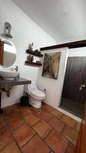 Yaya s Place 2 في سالتيلو: حمام مع مرحاض ومغسلة ودش