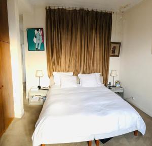 Tempat tidur dalam kamar di GAMBETTA résidences hôtel Paris centre