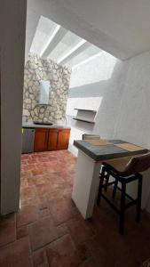 Yaya s Place 2 في سالتيلو: غرفة مع طاولة وجدار حجري