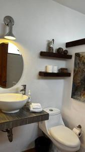 Yaya s Place 2 في سالتيلو: حمام مع حوض ومرحاض ومرآة