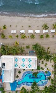 Ein Blick auf den Pool von der Unterkunft Hotel Isla Mágica oder aus der Nähe