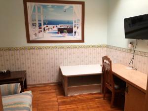 a room with a desk and a picture on the wall at Heritage Place Hotel in Gravelbourg