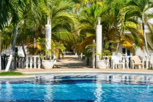 Der Swimmingpool an oder in der Nähe von Hotel Isla Mágica