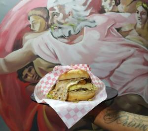 un sándwich en un plato delante de una pintura en Casa las palmas, 