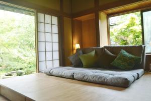 Letto o letti in una camera di 野窓 Nomadノマド Tsuwano GuestHouse & Cafe Lounge