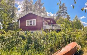 uma pequena casa roxa no meio de um campo em Nice Home In bogen With House Sea View em Kongsvinger