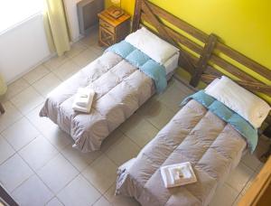 a bedroom with a bed with two towels on it at Tranqueras Lodge in El Chalten