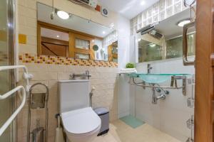 ein Badezimmer mit Toilette und Waschbecken in der Unterkunft Acogedor Bungalow Park Florimar in Tarragona + 35 Fotos