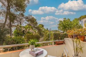 einen Balkon mit einem Tisch und einer Schachtel darauf in der Unterkunft Acogedor Bungalow Park Florimar in Tarragona
