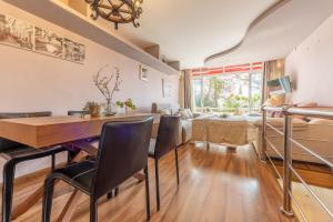 - une salle à manger et un salon avec une table et des chaises dans l'établissement Acogedor Bungalow Park Florimar, à Tarragone