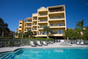 ein großes Apartmenthaus mit Pool in der Unterkunft Palms of Treasure Island Resort in St Pete Beach