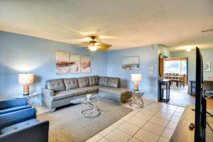 - un salon avec un canapé et une table dans l'établissement Florida Escape with Pool, Near Beaches and Kayaking!, à Daytona Beach