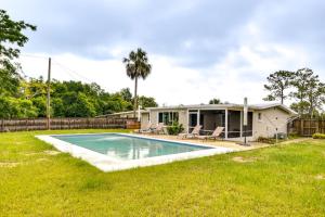 une maison avec une piscine dans la cour dans l'établissement Florida Escape with Pool, Near Beaches and Kayaking!, à Daytona Beach