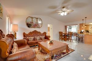 Posezení v ubytování 2 Mi to Golfing Cape Coral Home with Pool and Lanai