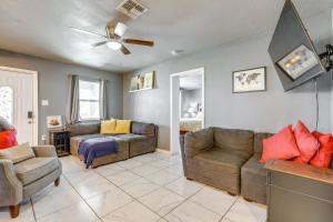 sala de estar con 2 sofás y sofá en Pet-Friendly Phoenix Vacation Rental Near Downtown en Phoenix