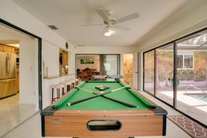 Biliár nebo kulečník v ubytování 2 Mi to Golfing Cape Coral Home with Pool and Lanai