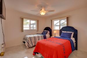 Postel nebo postele na pokoji v ubytování 2 Mi to Golfing Cape Coral Home with Pool and Lanai + 26 fotografií