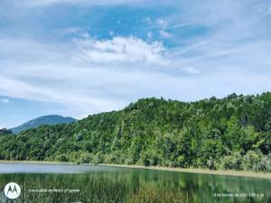 una gran masa de agua con una montaña en el fondo en Cabaña bellavista, en Cochamó