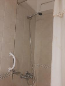 a shower with a shower head in a bathroom at CasaOma in Río Cuarto