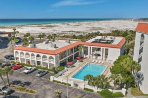 an aerial view of a building with a swimming pool and the beach at Luxury 1-bdrm Studio. 2 Pools/Sauna/Hot Tub/Beach in Fort Walton Beach