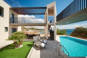une maison avec une piscine et une terrasse dans l'établissement Luxury villa with a swimming pool Rat, Omis - 21548, à Dugi Rat