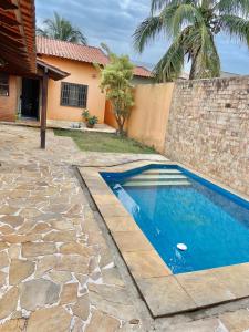 uma piscina em frente a uma casa em Orange House Itaipuaçu em Maricá
