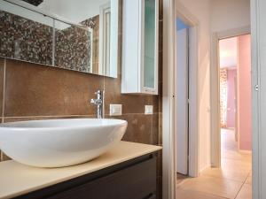 a bathroom with a large white bowl sink on a counter at Casa Ierardi - Appartamento Arona in Arona +65 photos