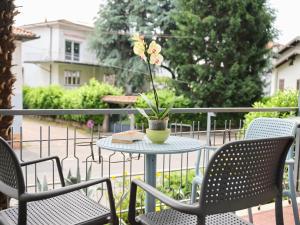 a table with a flower in a vase on a patio at Casa Ierardi - Appartamento Arona in Arona