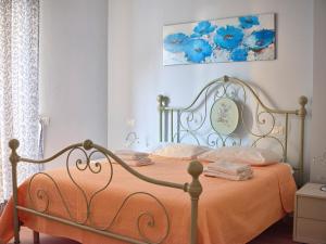 アローナにあるCasa Ierardi - Appartamento Aronaのベッドルーム1室(オレンジ色の毛布付きのベッド1台付)