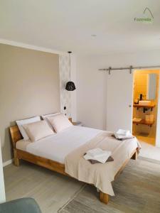 a bedroom with a large bed in a room at Fazenda Valley in Santa Cruz das Flores