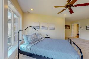 1 dormitorio con 1 cama y ventilador de techo en Serenity Bay Retreat, en Gig Harbor