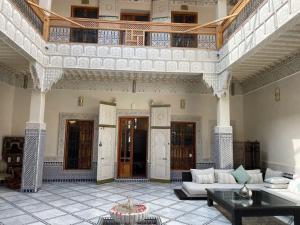 uma grande sala de estar com um sofá e uma mesa em Villa de luxe L'MNAM em Marrakech