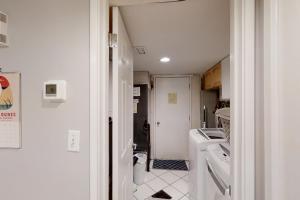 费南迪纳比奇Sea Marsh Retreat Condo in Fernandina Beach in a gated community的白色的小厨房,配有洗衣机和烘干机 更多16张照片