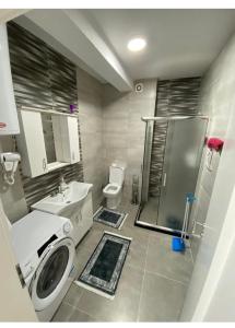e bagno con servizi igienici e doccia. di Tregu fatoni prizren apartment 3bedroom a Prizren