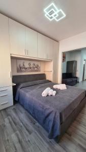 1 dormitorio con 1 cama grande y 2 toallas. en GORIZIA STYLE HOME, en SantʼAntìoco