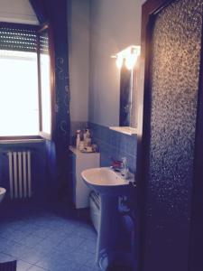 ein Badezimmer mit einem Waschbecken, einem WC und einem Spiegel in der Unterkunft Stanza Bellaria in Pontedera
