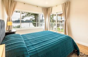 Un pat sau paturi într-o cameră la The Cliffside Poustinia