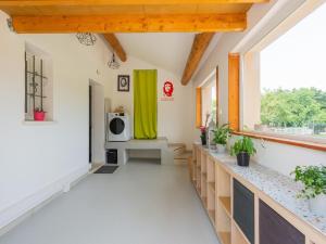 un pasillo de una casa con una cortina amarilla en Holiday Home in Vaucluse near Mont Ventoux, en Pernes-les-Fontaines