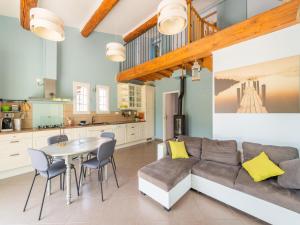 een keuken en een woonkamer met een bank en een tafel bij Saint-Victor House in Pernes-les-Fontaines