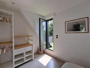 um quarto com uma escada e uma janela em Holiday Home, La Trinite-sur-Mer em La Trinité-sur-Mer