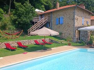 Poolen vid eller i närheten av Charming holiday home in St Basile with private terrace