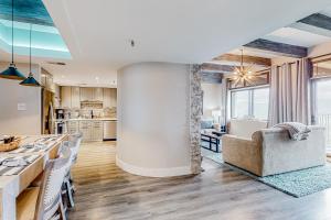 une cuisine et un salon avec une table et un canapé dans l'établissement Sugar Top 2620, à Sugar Mountain